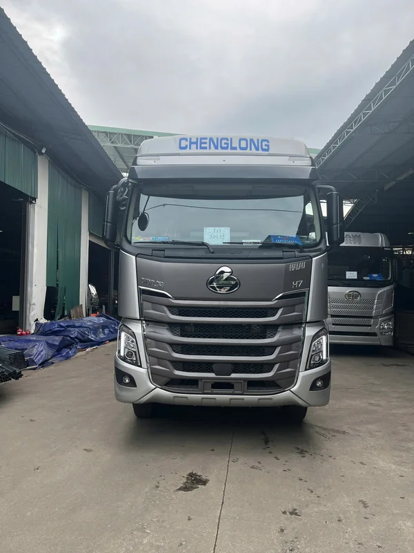 Không gian nội thất khoang lái xe tải thùng nặng 8x4 330HP Chenglong H8 thùng kín 1 cửa hông