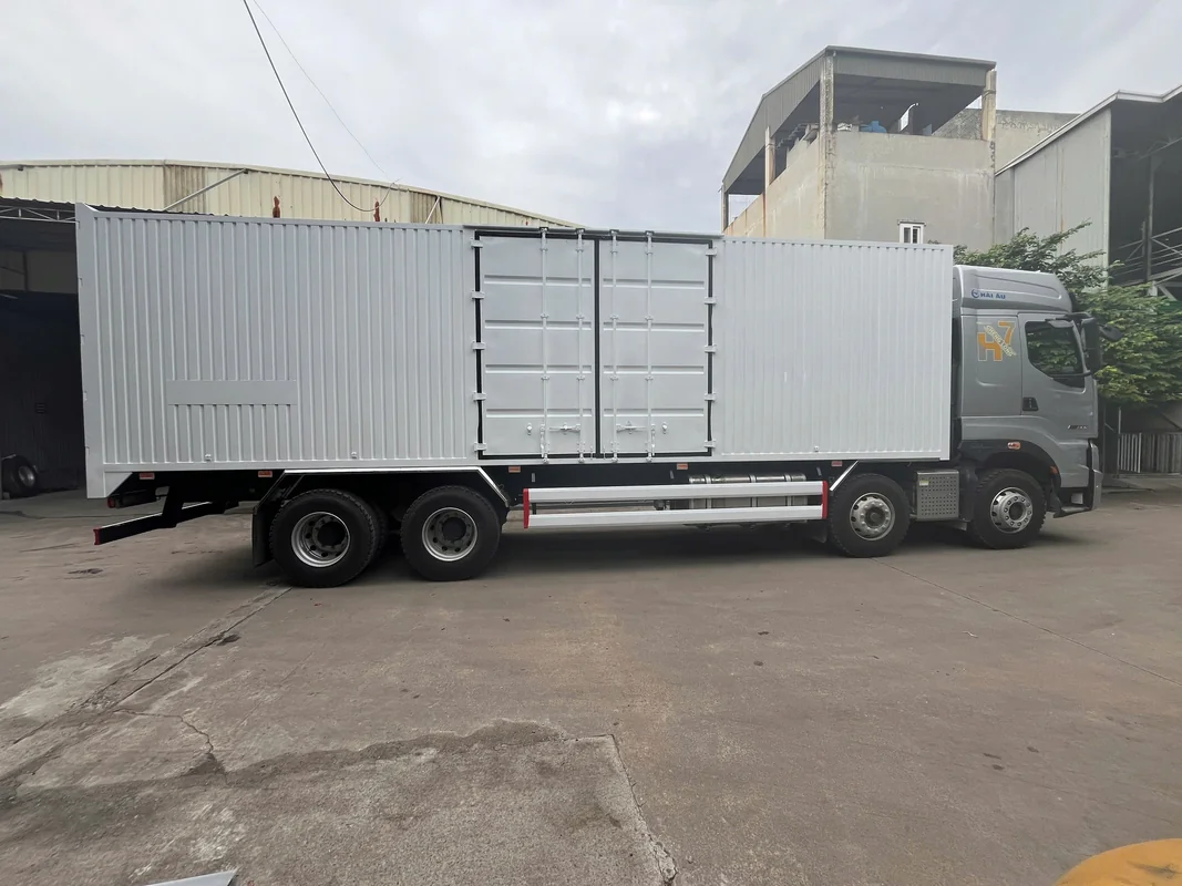Thiết kế thùng kín 1 cửa hông phía sau xe tải thùng nặng 8x4 330HP Chenglong H8