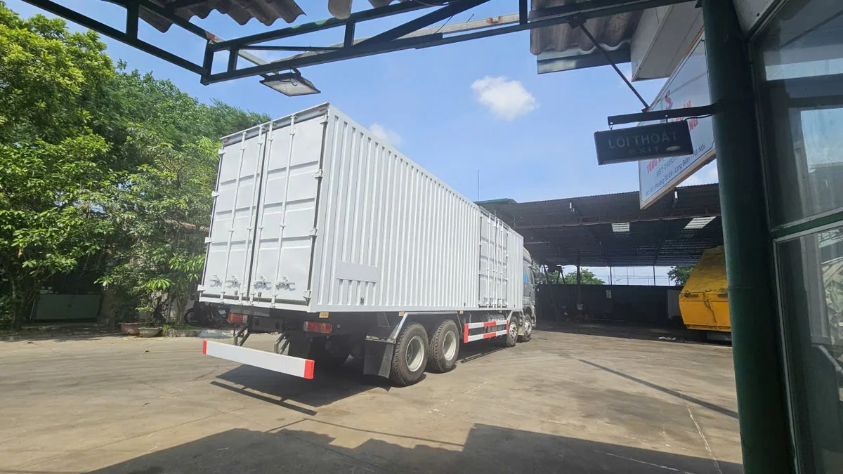Tổng thể xe tải thùng nặng 8x4 330HP Chenglong H8 thùng kín 1 cửa hông do Ô Tô Hải Âu phân phối